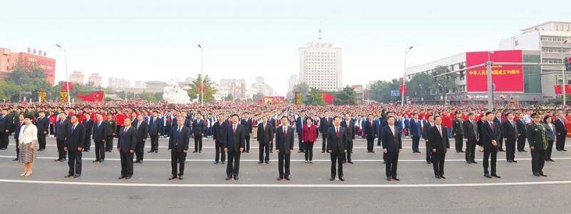 图为山西省委书记骆惠宁、省长楼阳生、省政协主席李佳等参加升国旗仪式。