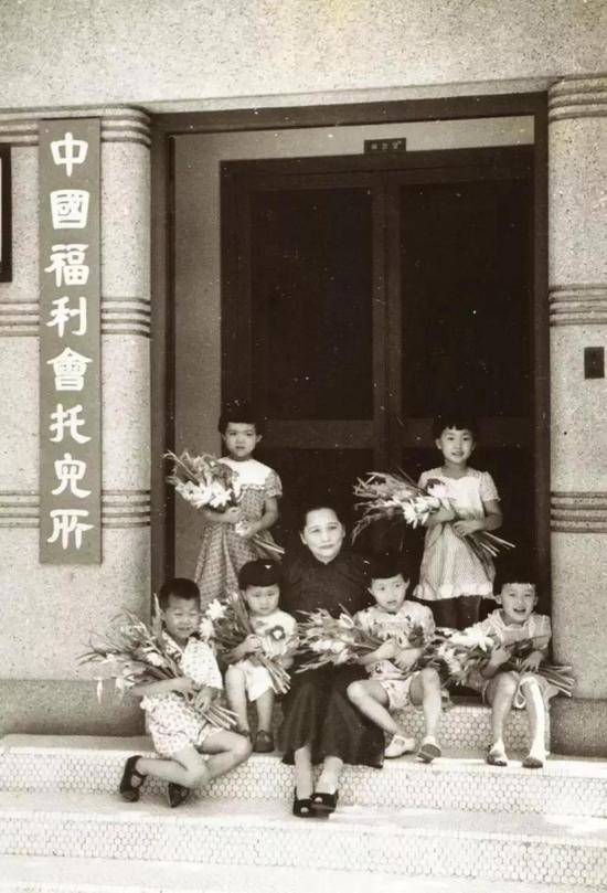  1953年在中国福利会托儿所小朋友与宋庆龄合影，宋右抱着的小孩为小管姐姐。