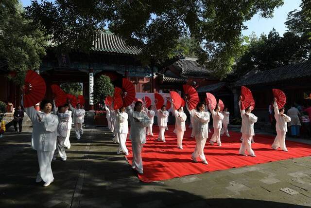 东岳庙 舞太极扇品菊花酒迎重阳