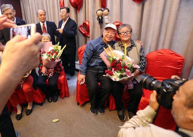 重阳节东直门20对老人举行集体金婚仪式