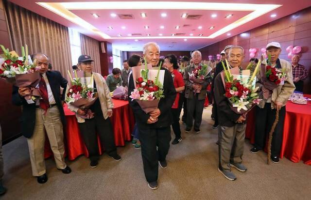 重阳节东直门20对老人举行集体金婚仪式