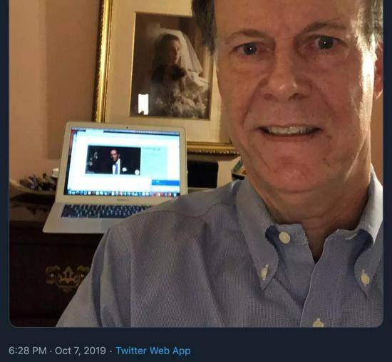 威廉·凯林得知获奖时发的自拍。/截图自诺贝尔奖官方推特。