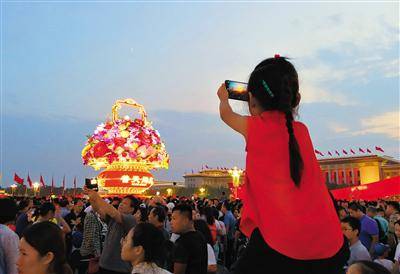 国庆期间，天安门广场夜色绚烂，美景醉人。图/视觉中国