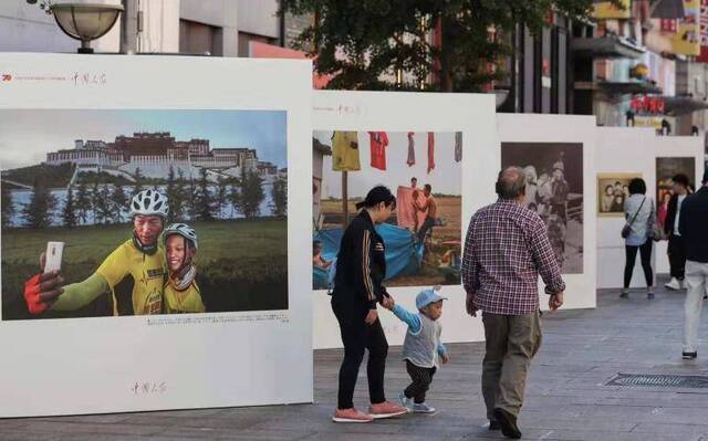 10月8日，庆祝中华人民共和国成立70周年摄影展“中国人家”在北京王府井大街正式亮相。新京报记者王贵彬摄