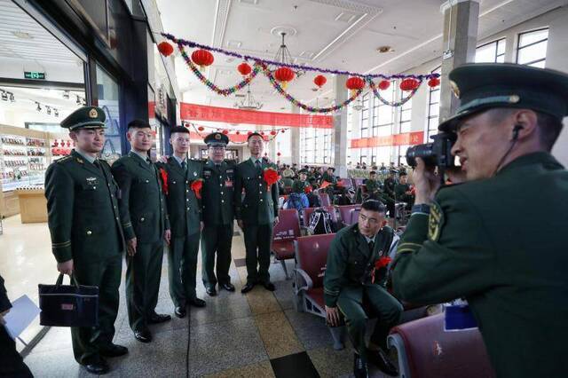 老兵延期1个月退伍保障国庆安全，今日离京返乡