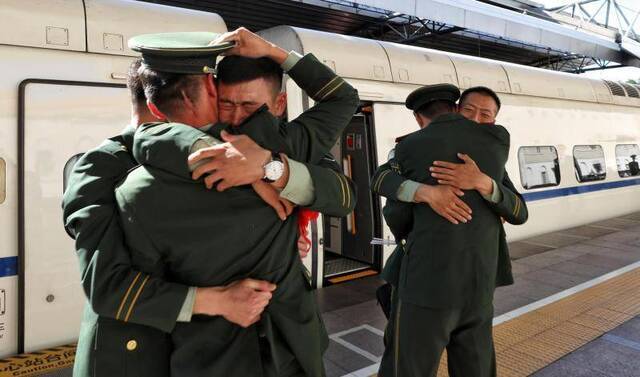 老兵延期1个月退伍保障国庆安全，今日离京返乡