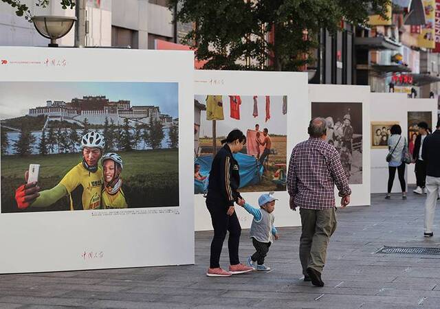 “中国人家”主题摄影展亮相金街