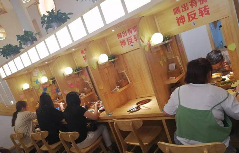 一人吃烤肉不再尴尬 “一人食”餐厅化解“孤独”