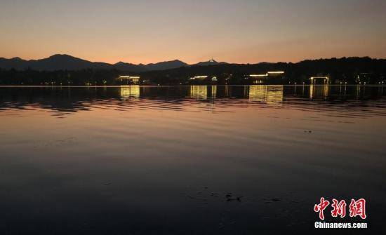 资料图：10月2日，浙江杭州西湖夜景流光溢彩，令人流连忘返。中新社记者王刚摄