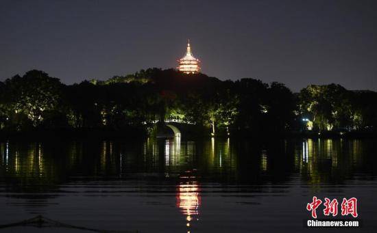 资料图：西湖雷峰塔在入夜后亮灯。中新社记者王刚摄