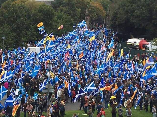 “20万”苏格兰人上街挺独 英媒：只有“几千”人