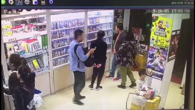 男子南锣鼓巷顺走遥控器被拍，店家网上喊话“回来付钱”