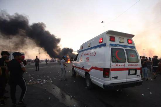 10月5日，在伊拉克巴格达，救护车抵达示威抗议活动现场。新华社/法新