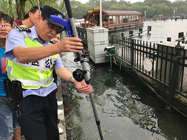 6天捞20多部手机？“西湖捞哥”假期捞不停