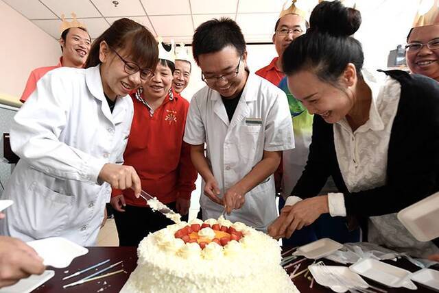 劲松社区残疾人集体过生日