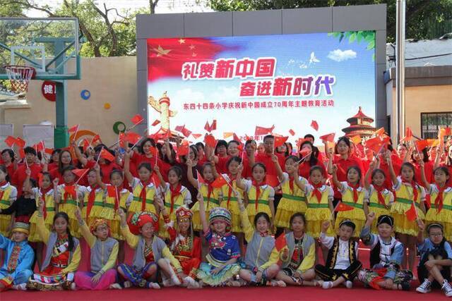 载歌载舞，北京东四十四条小学师生为祖国花式庆生