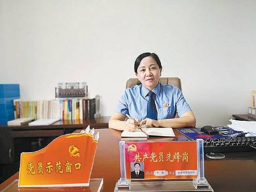 政法英模李铁:她带队办理多个全省第一案