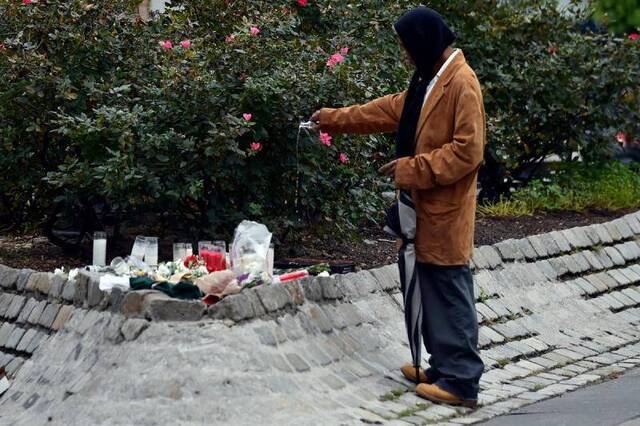 人们赶来悼念受害人图自：纽约每日新闻