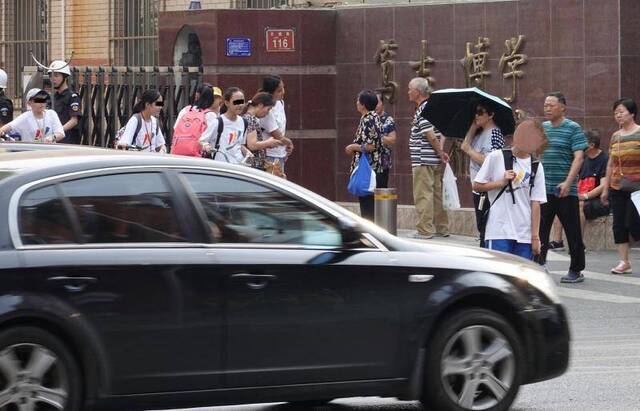 北京西城安德路学校扎堆无红绿灯，已增加辅警确保安全