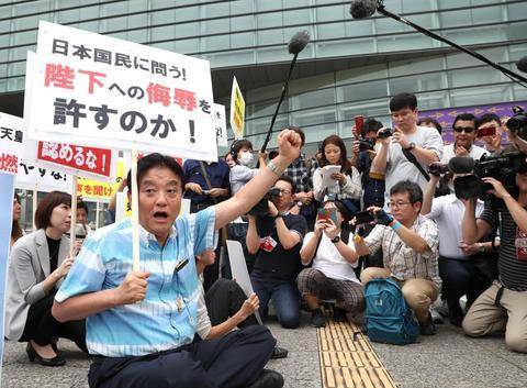 河村市长坐在地上手持标语牌抗议展会再开（日本《产经新闻》）