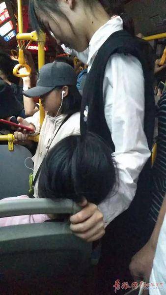 公交车上小女孩睡着 陌生人这个动作一路守护(图)