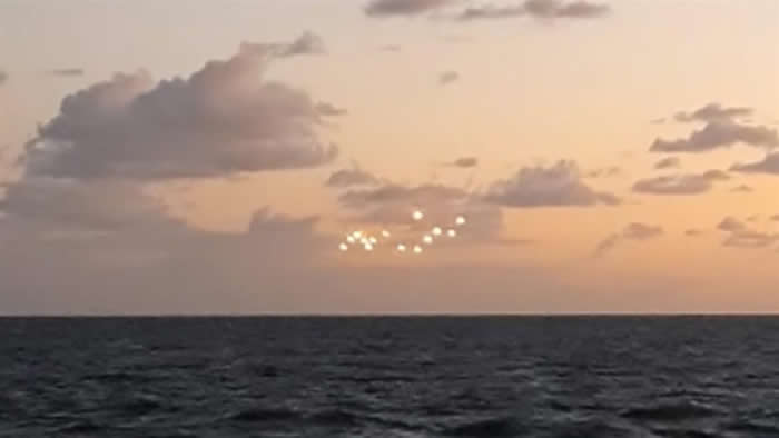 UFO？美国北卡罗莱纳州外海黄昏海面天空出现14个奇异光点