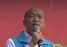 韩国瑜在台上高喊“台湾了不起” 背景板突然倒塌