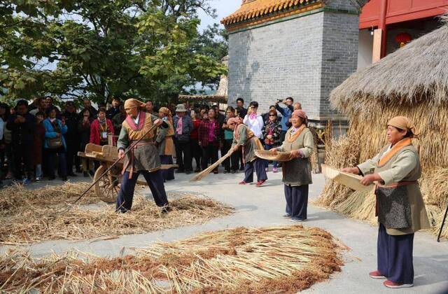 古北口镇丰收节活动开幕 传统庙会将持续至本月14号