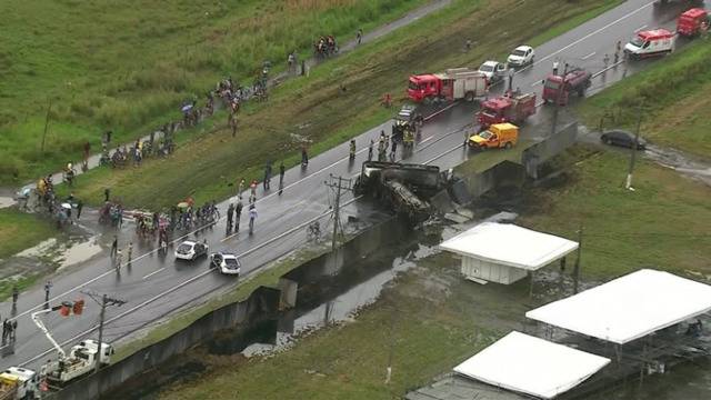 里约一辆满载柴油油罐车撞货车起火 两车司机身亡