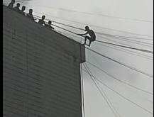 广东梅州一男子楼顶天线上“耍杂技”？欲轻生已被劝解
