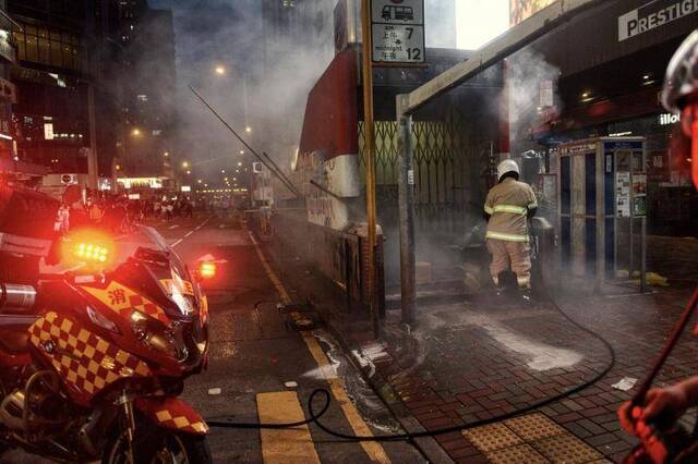 香港有1700余道路设施遭破坏，特区政府呼吁冷静对话