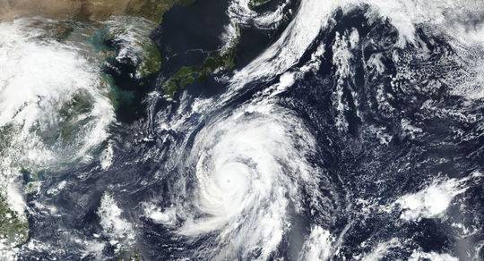 东京面临60年来最强台风袭击 800多个航班被取消