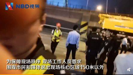 无锡上跨桥桥面侧翻：挖掘机破拆 围观人群被疏散