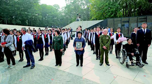 9月29日，退役军人事务部在沈阳抗美援朝烈士陵园举行认亲仪式，6名志愿军烈士确认了身份，与亲人“团聚”。新华社记者杨青摄