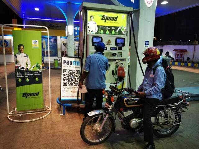 在金奈的加油站里，随处可见印度“支付宝”Paytm的二维码。新华社记者陈杉摄