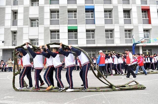 北汽女排队员助阵校园体育节 言传身教讲技术 组图