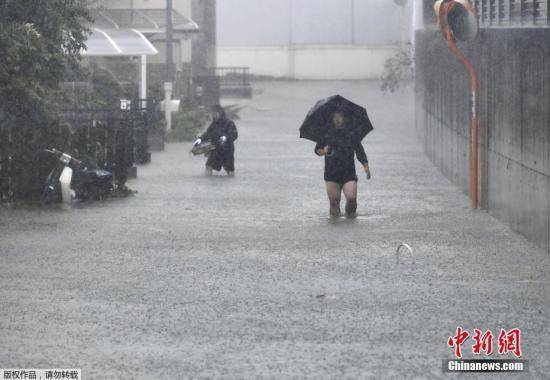 强台风逼近日本：东京暴雨倾盆 迪士尼乐园关闭
