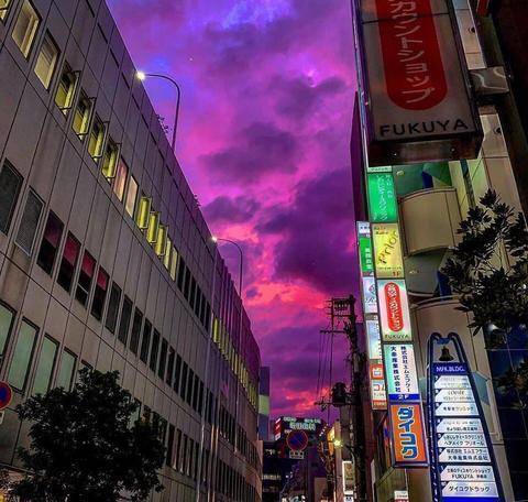 台风“海贝思”让日本天空变成紫色 大量航班停飞