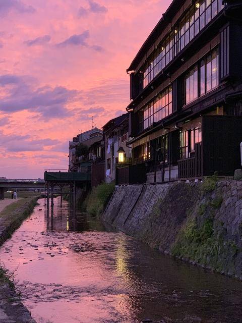 台风“海贝思”让日本天空变成紫色 大量航班停飞