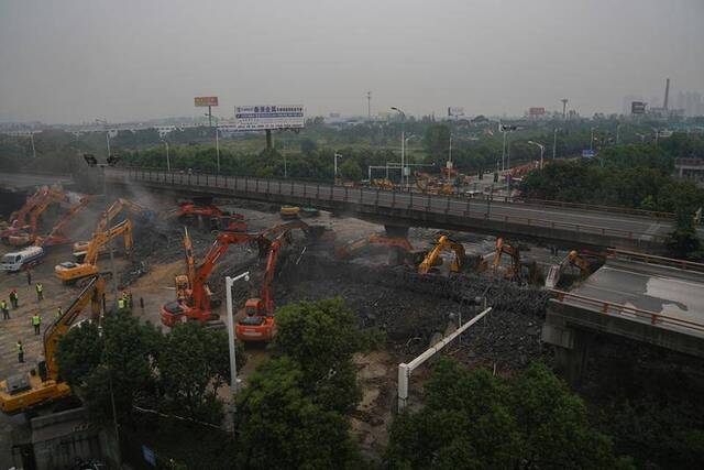 2019年10月11日，江苏无锡高架桥侧翻事故现场的清理工作进行中。视觉中国图