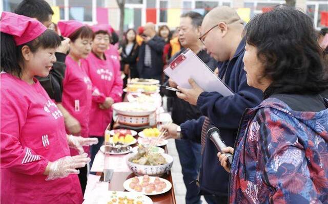 密云尖岩村栗子宴美食节开幕巧妇做30余种栗子美食