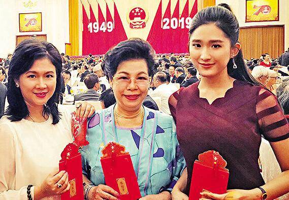 陈复生和母亲黎镕菁及女儿麦景榕获邀出席今年在北京人民大会堂举行的70周年国宴，大赞邀请函设计精致。