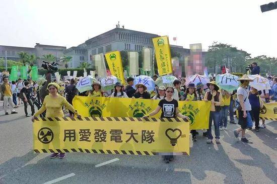 2015年，民进党操作下的“反核大游行”。一个叫“主妇联盟”的组织打出“用爱发电”的横幅。