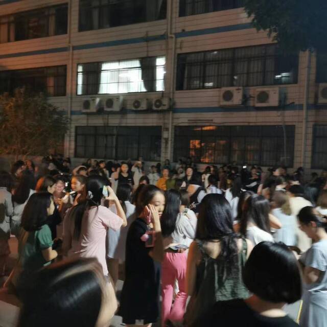 地震发生后，大学生从寝室跑出室外受访者供图