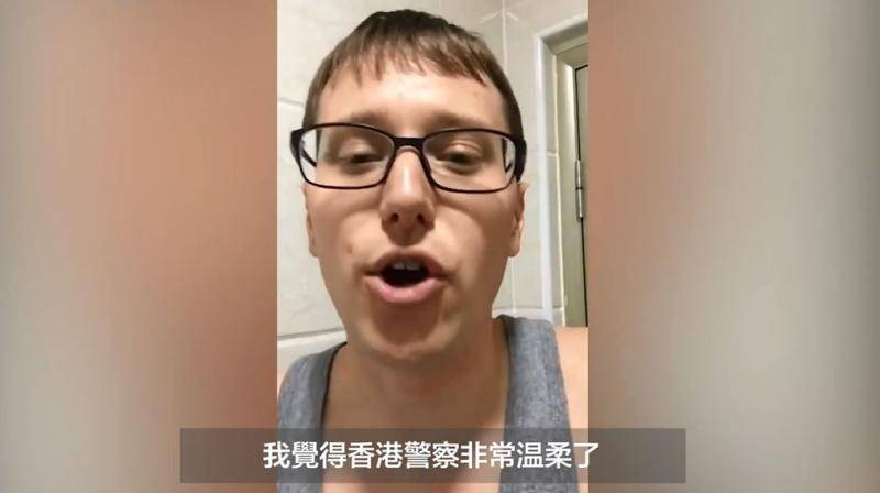 外国小哥用粤语喊话暴徒：香港警察非常温柔了