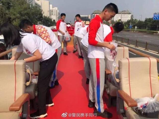北京公安讲述国庆安保:给和平鸽安检跟撸猫差不多