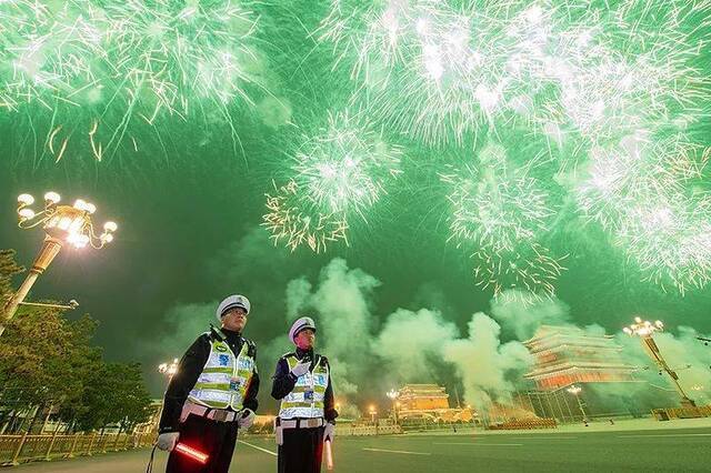 北京公安讲述国庆安保:给和平鸽安检跟撸猫差不多