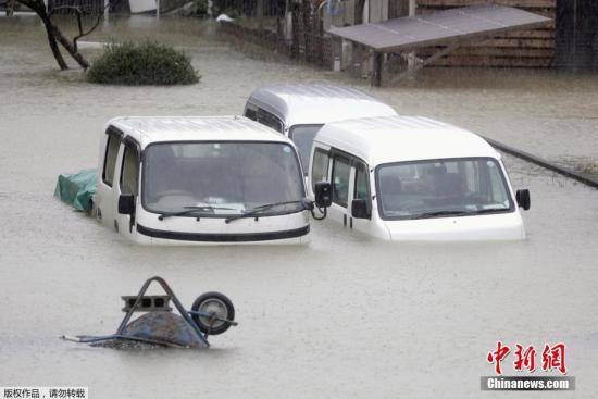 当地时间10月12日，受台风“海贝思”影响，日本三重县街道及住房被洪水淹没。