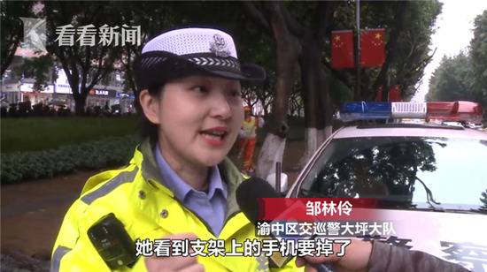 10万没了 女司机开车时扶手机单手驾驶闯大祸