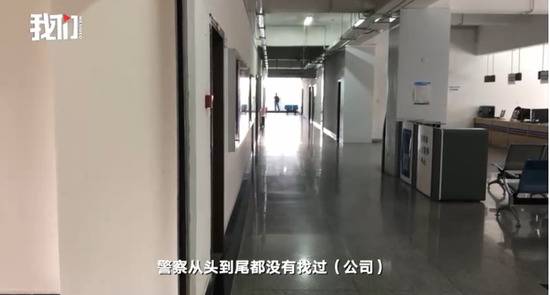 李心草同行男子同事：他刚毕业非正式员工